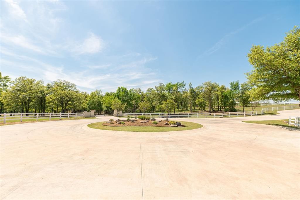 Image 5 of property listing at 9532 Creek View Road, Guthrie, OK 73044