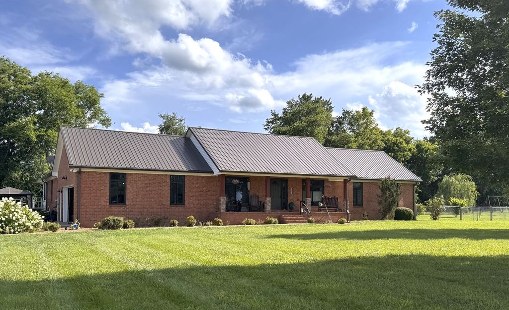 1904 Digg Ct, Columbia, TN 38401