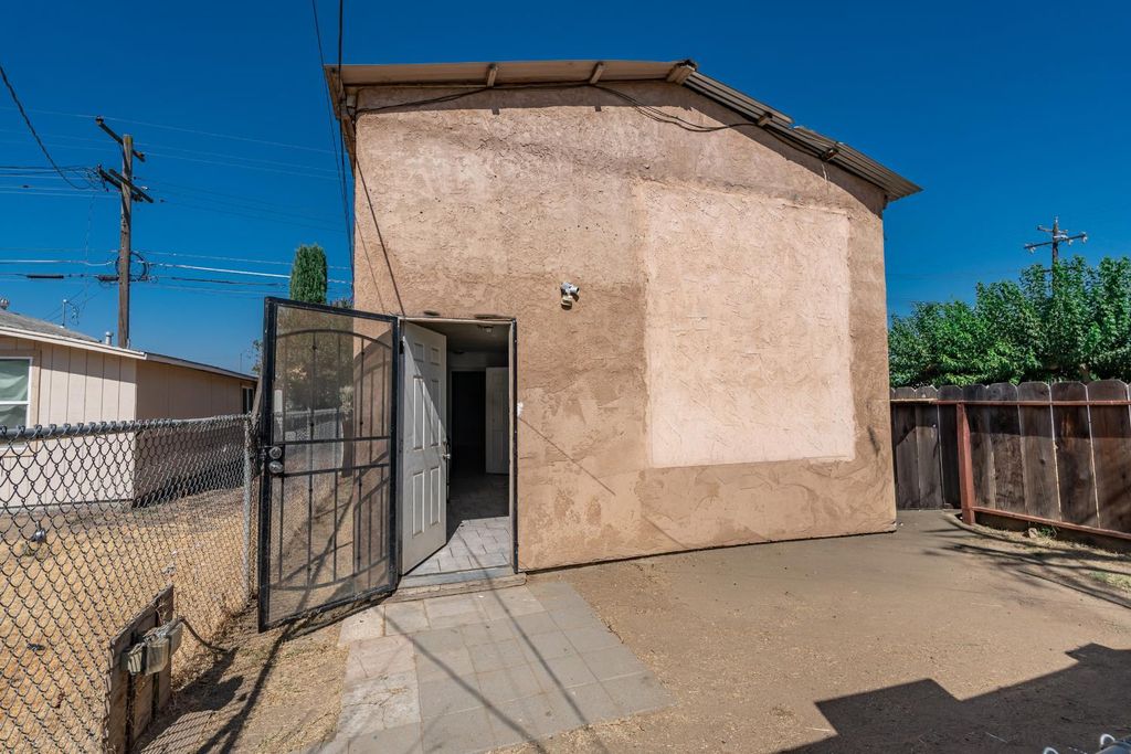 Image 10 of property listing at 718 Nebraska Avenue, Madera, CA 93638