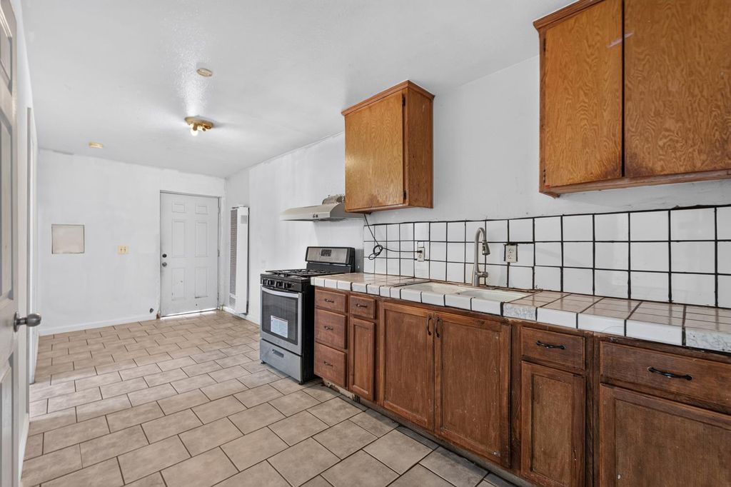 Image 15 of property listing at 718 Nebraska Avenue, Madera, CA 93638