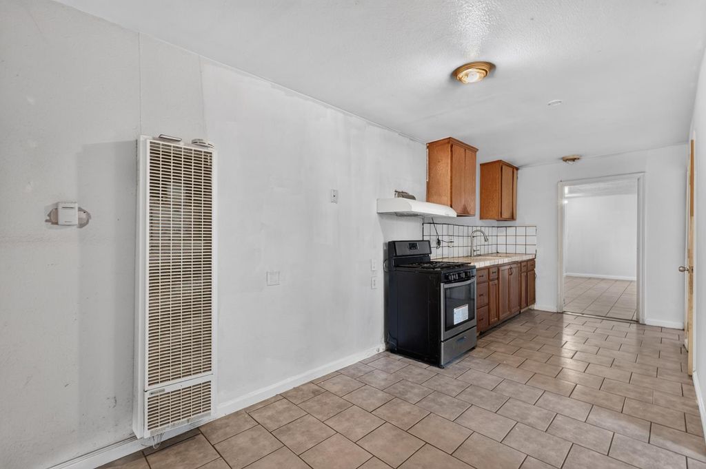 Image 16 of property listing at 718 Nebraska Avenue, Madera, CA 93638