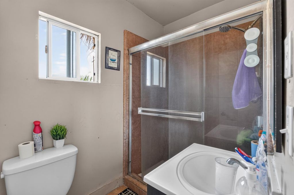 Image 9 of property listing at 718 Nebraska Avenue, Madera, CA 93638