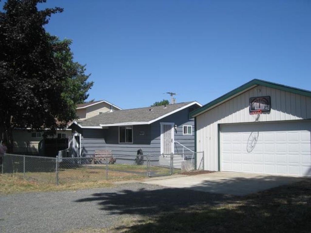 909 S Lundstrom St, Airway Heights, WA 99001
