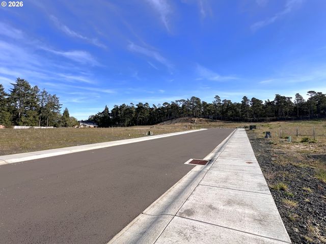 1080 PARK Pl, Coos Bay, OR 97420