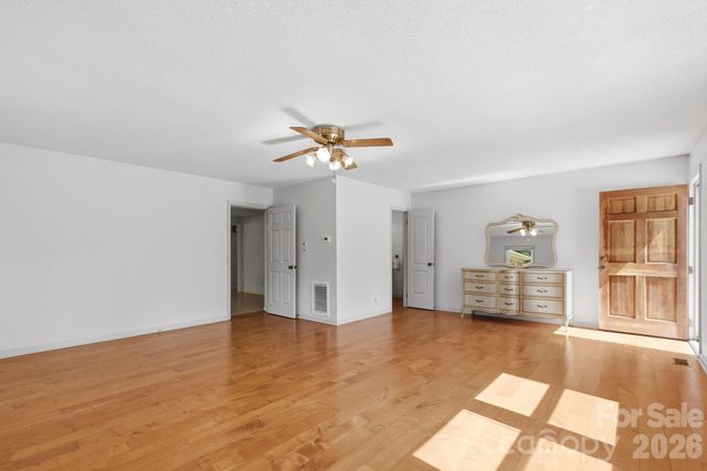 1480 21st Street NE, Hickory, NC 28601