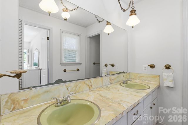1480 21st Street NE, Hickory, NC 28601