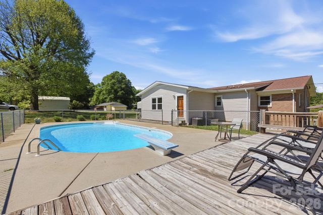 1480 21st Street NE, Hickory, NC 28601
