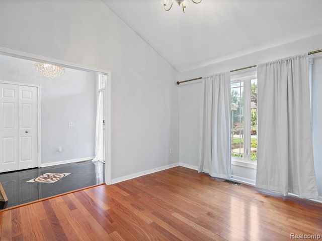 37670 Kingsburn Drive, Livonia, MI 48152