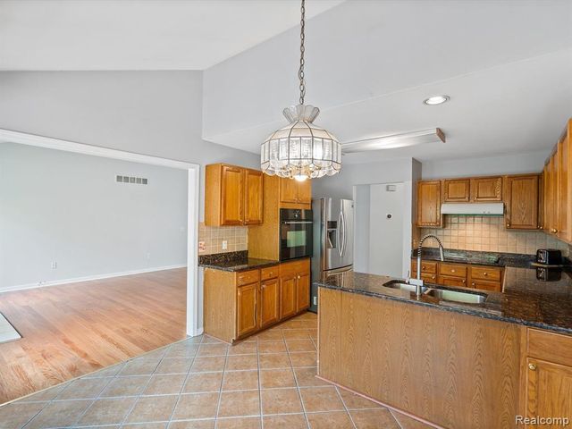 37670 Kingsburn Drive, Livonia, MI 48152