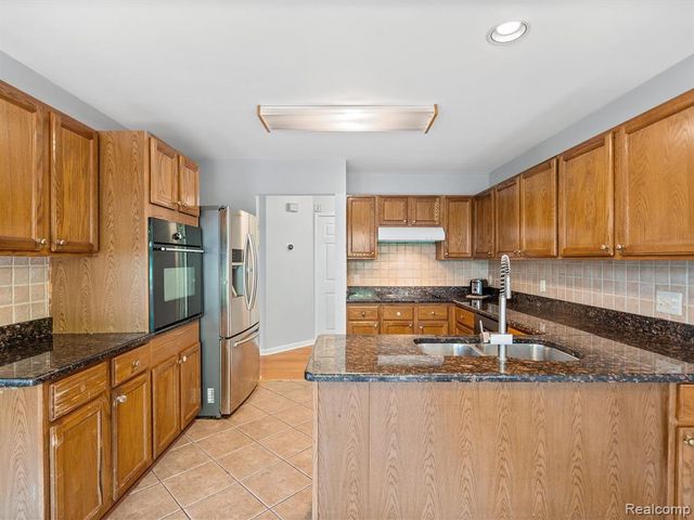 37670 Kingsburn Drive, Livonia, MI 48152