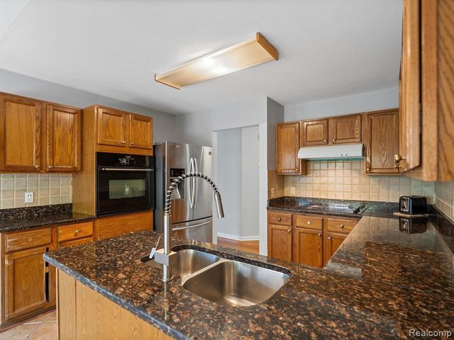 37670 Kingsburn Drive, Livonia, MI 48152