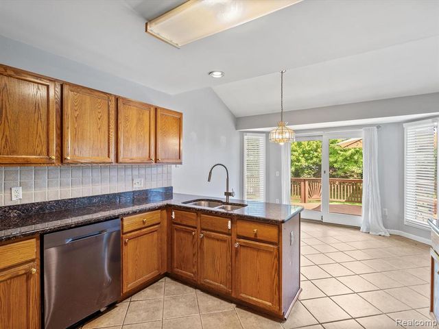 37670 Kingsburn Drive, Livonia, MI 48152