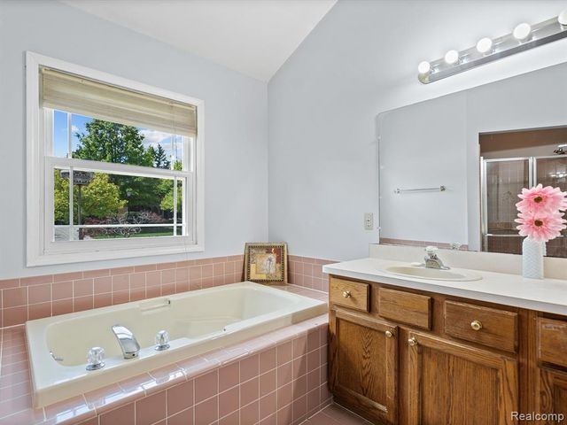 37670 Kingsburn Drive, Livonia, MI 48152