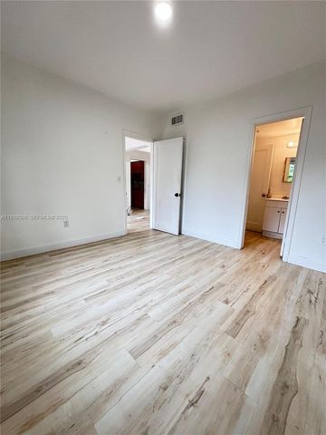 3031 NW 15th St 0, Miami, FL 33125