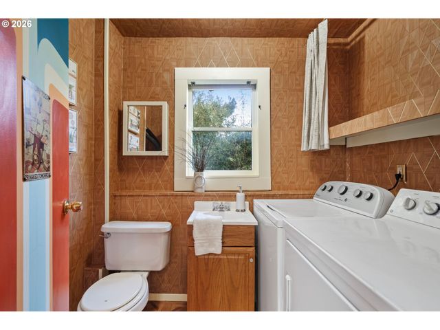 7070 Ne 7TH Pl, Portland, OR 97211