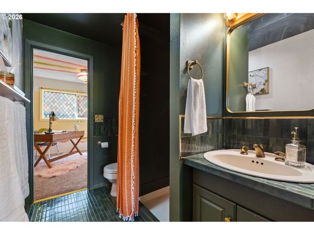 7070 Ne 7TH Pl, Portland, OR 97211