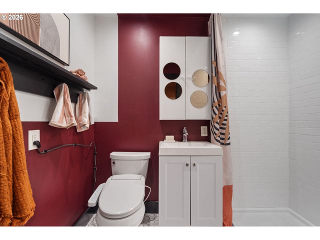 7070 Ne 7TH Pl, Portland, OR 97211