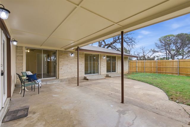 829 Joanna Drive, Hurst, TX 76053