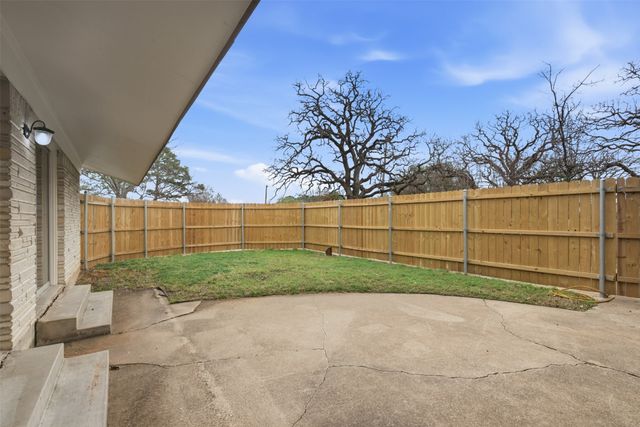 829 Joanna Drive, Hurst, TX 76053