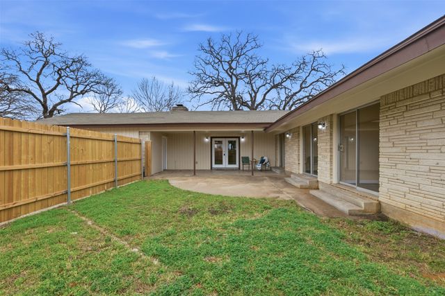 829 Joanna Drive, Hurst, TX 76053