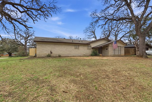 829 Joanna Drive, Hurst, TX 76053