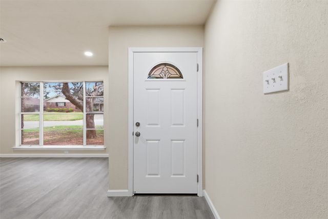 829 Joanna Drive, Hurst, TX 76053