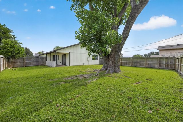 2301 7th Avenue N, Texas City, TX 77590