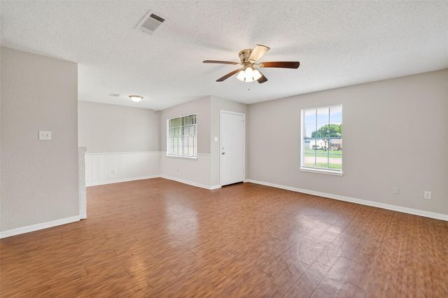 2301 7th Avenue N, Texas City, TX 77590