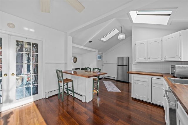 16 Courtway Street, Narragansett, RI 02882