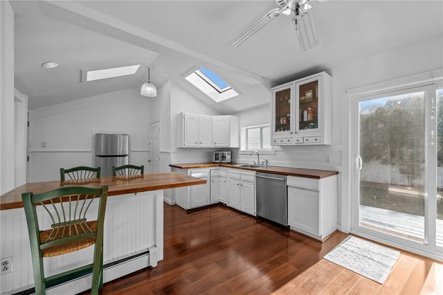 16 Courtway Street, Narragansett, RI 02882