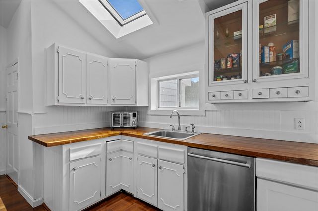 16 Courtway Street, Narragansett, RI 02882