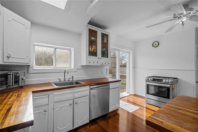 16 Courtway Street, Narragansett, RI 02882