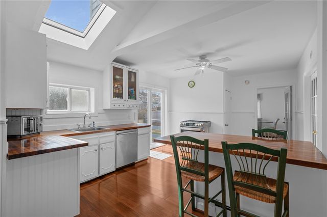 16 Courtway Street, Narragansett, RI 02882