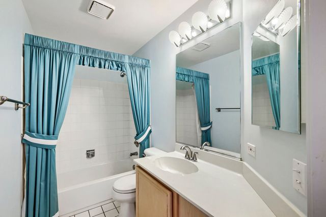 1619 Camberley Court 2, Bartlett, IL 60103