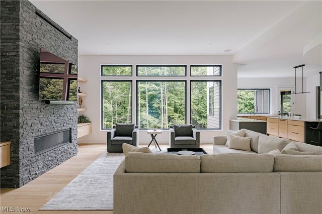 8070 Tulip Lane, Chagrin Falls, OH 44023