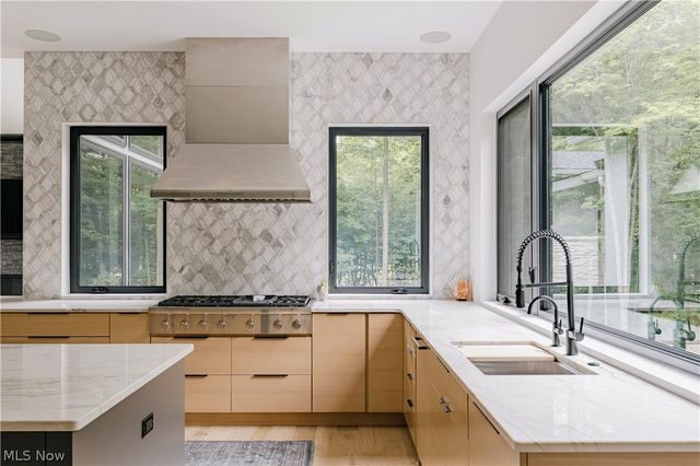 8070 Tulip Lane, Chagrin Falls, OH 44023