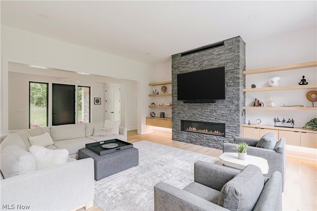 8070 Tulip Lane, Chagrin Falls, OH 44023