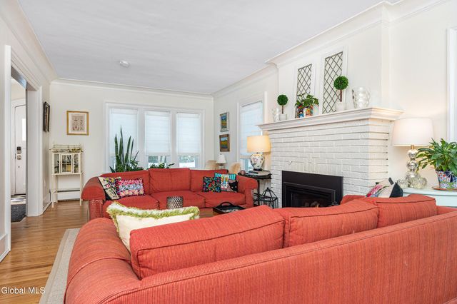 1497 Regent Street, Niskayuna, NY 12309