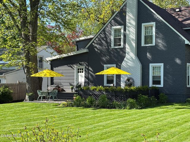 1497 Regent Street, Niskayuna, NY 12309