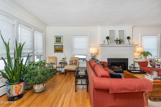 1497 Regent Street, Niskayuna, NY 12309