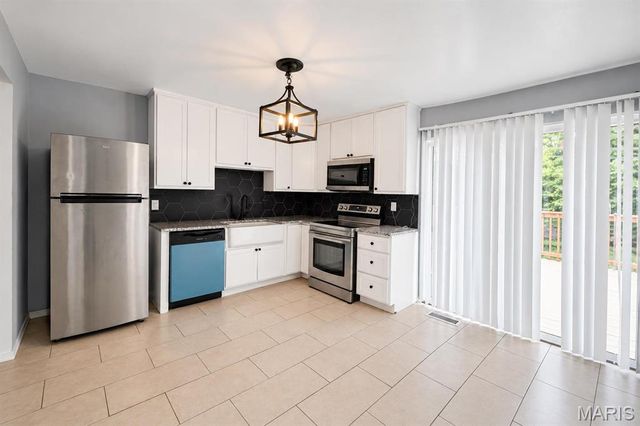 150 N Saint Charles Street, Florissant, MO 63031