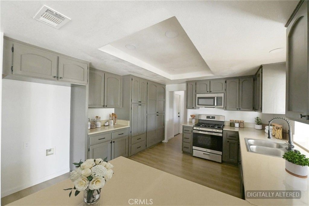 Image 10 of property listing at 16385 Nosoni Road, Apple Valley, CA 92307