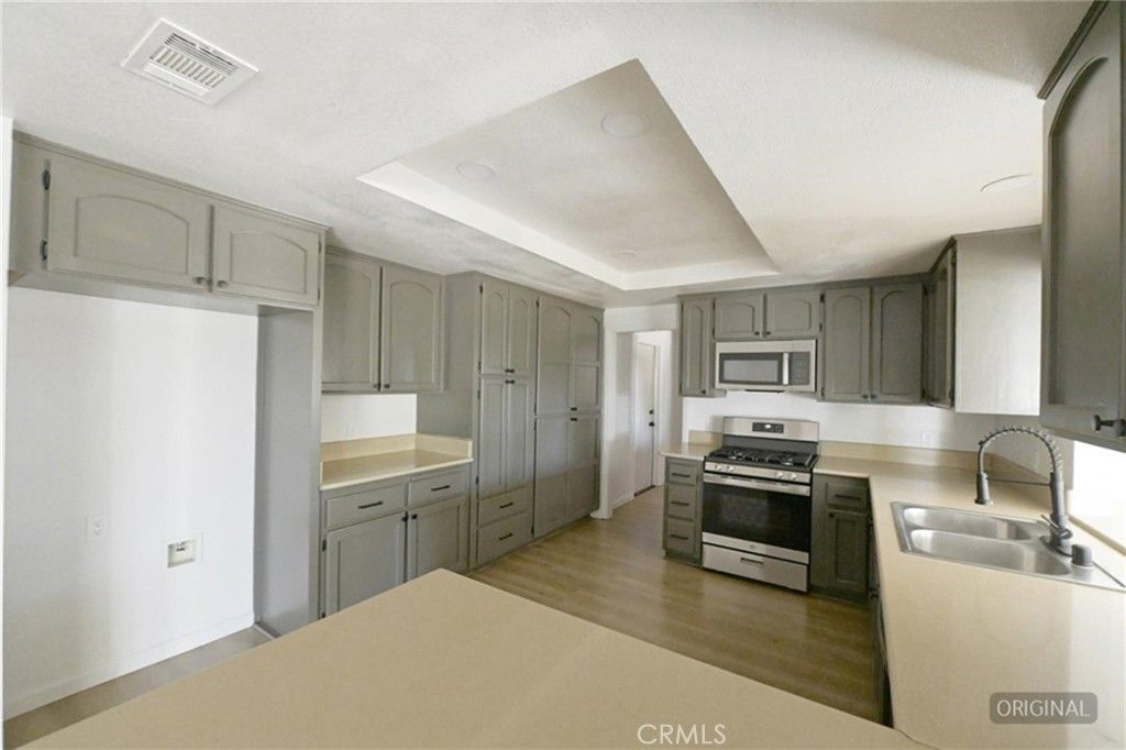 Image 11 of property listing at 16385 Nosoni Road, Apple Valley, CA 92307