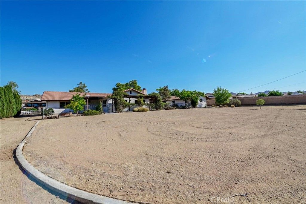 Image 34 of property listing at 16385 Nosoni Road, Apple Valley, CA 92307
