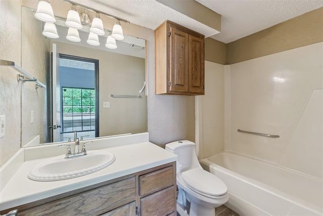 11120 Stratford Drive 220, Oklahoma City, OK 73120