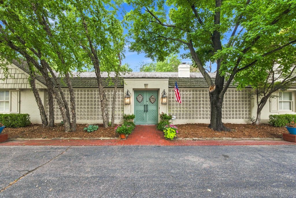 646 N Tara Ln, Wichita, KS 67206