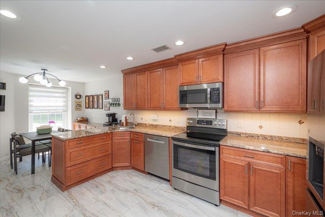 55 Lakebridge Drive S, Kings Park, NY 11754