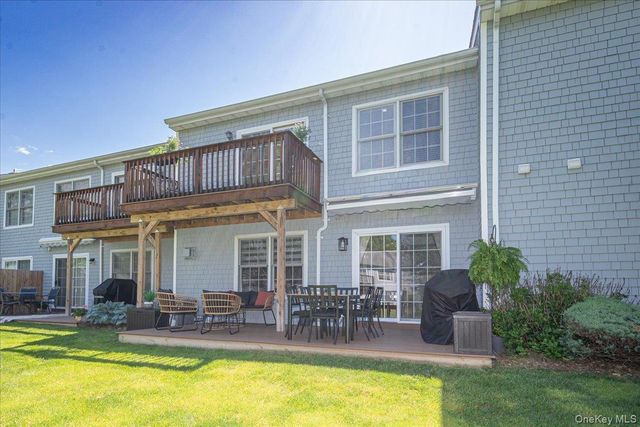55 Lakebridge Drive S, Kings Park, NY 11754