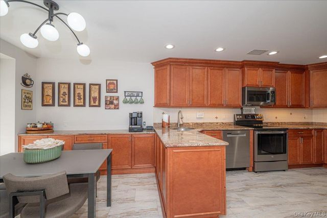 55 Lakebridge Drive S, Kings Park, NY 11754