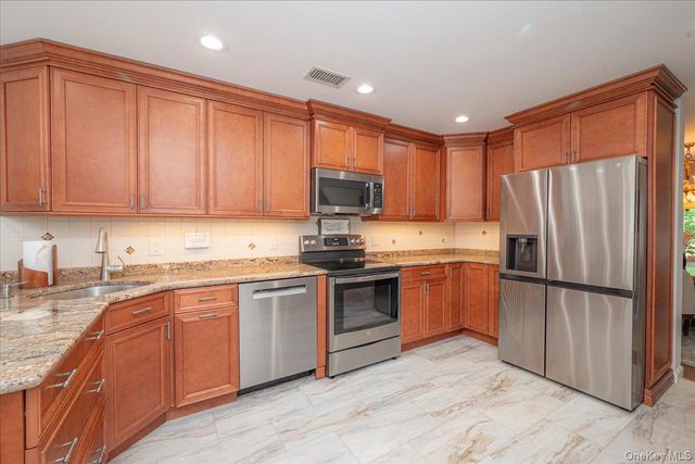 55 Lakebridge Drive S, Kings Park, NY 11754